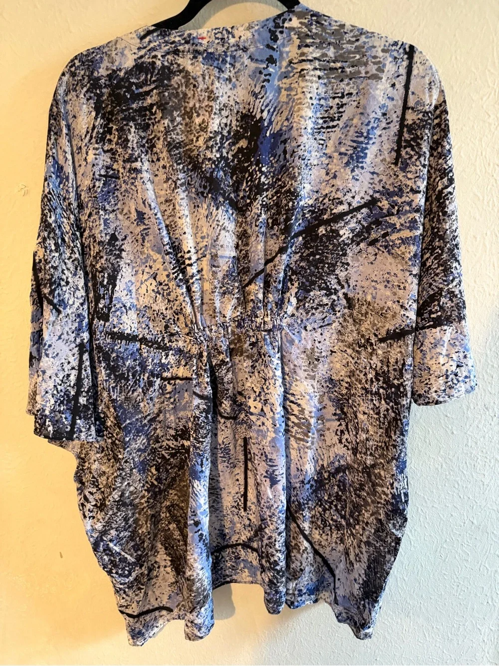 Alice + Olivia Abstract Blue and Gray V-Neck Tunic